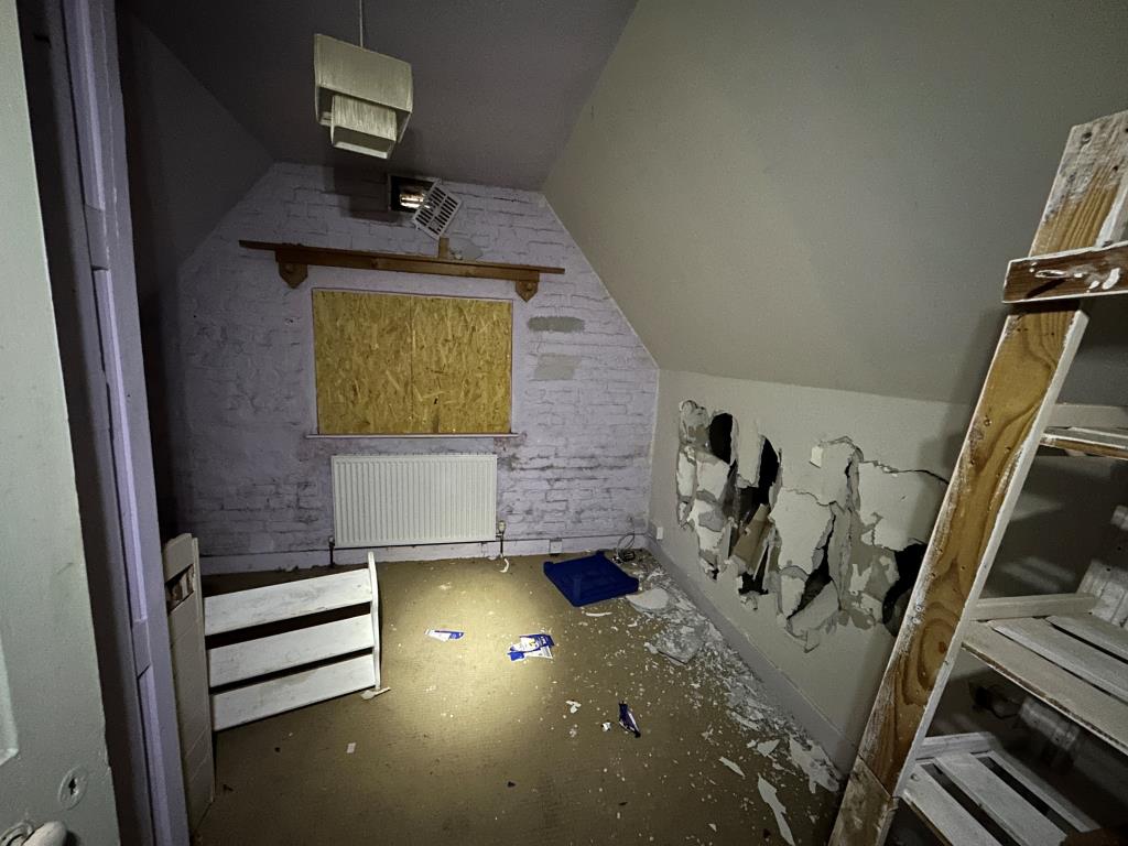 Lot: 40 - THREE-BEDROOM DETACHED HOUSE FOR REPAIR - Third Bedroom